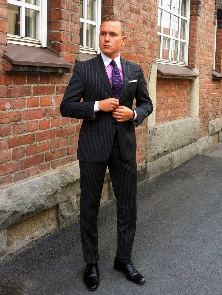 Black suit, black shoes, pink shirt and navy-pink tie color combination