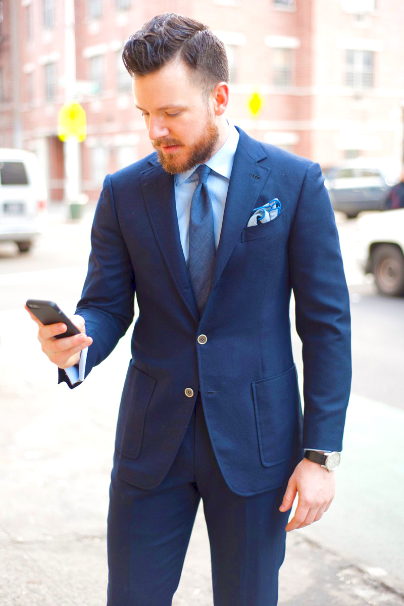 niebieski garnitur z jasnoniebieską koszulą i niebieskim krawatem