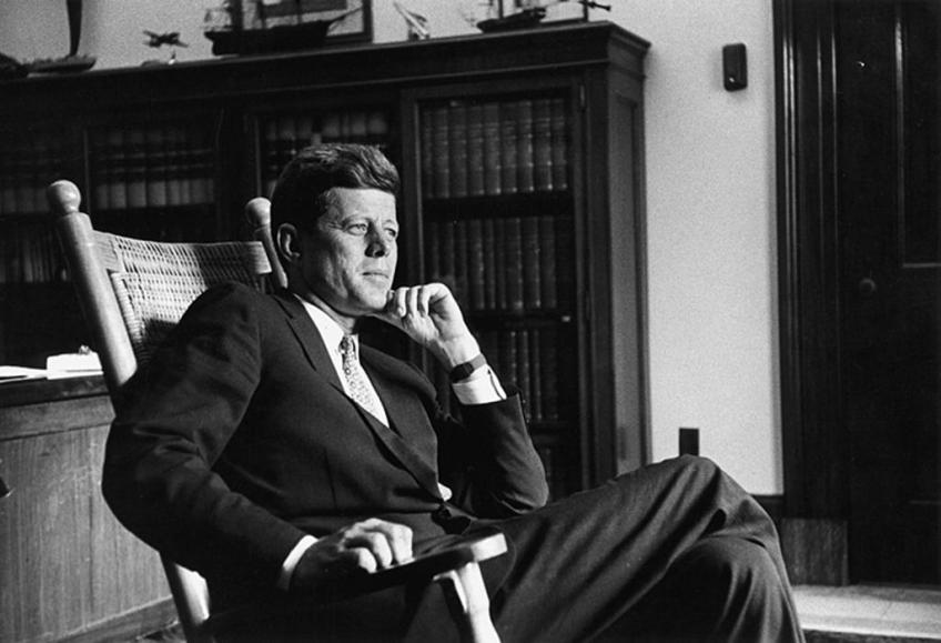 a Kennedy na sobě oblekem Brooks Brothers