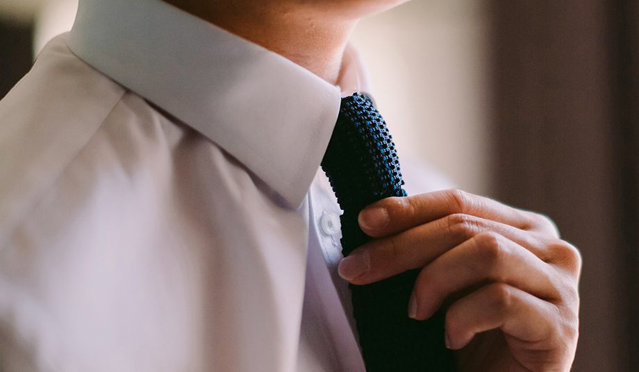 casual way to wear the simple knot with a knitted tie