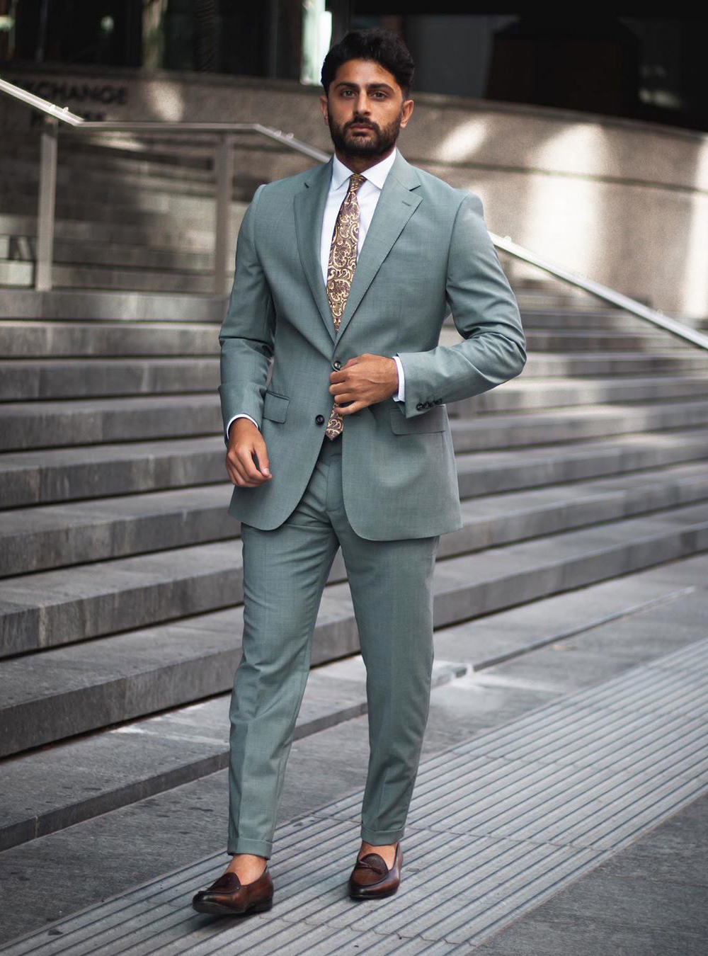 How to Wear a Green Suit: Color Combinations with Shirt and Tie