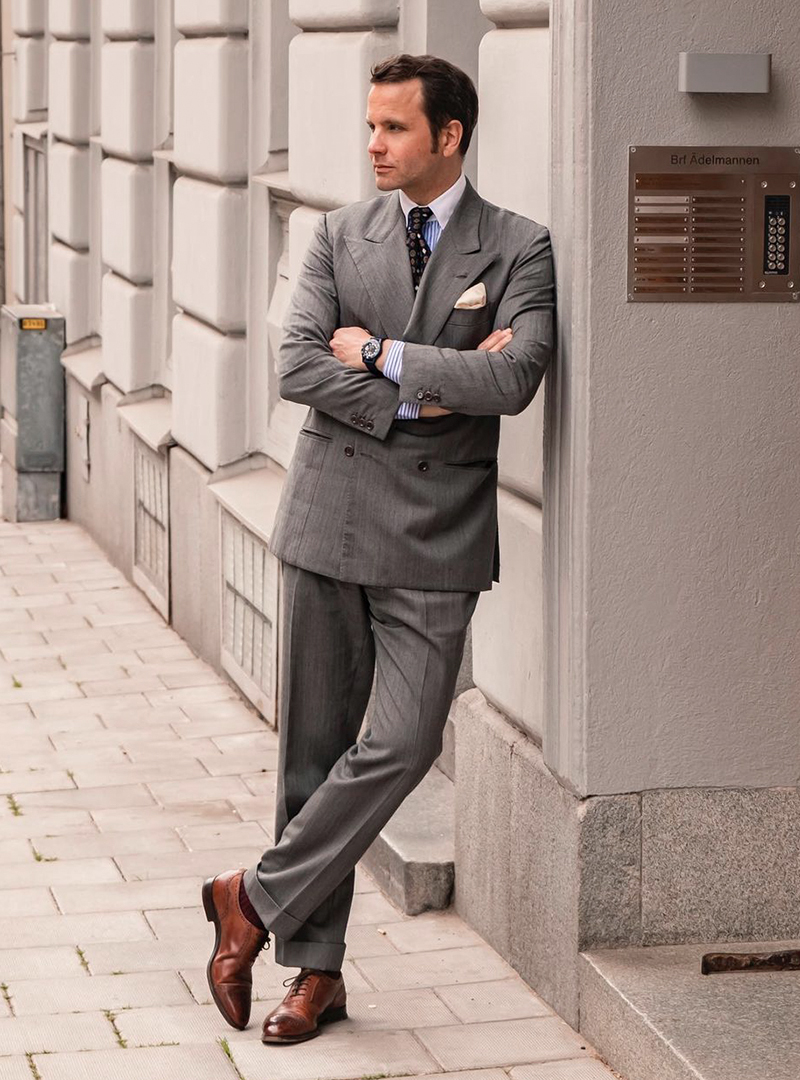 Blue suit with grey shoes deals