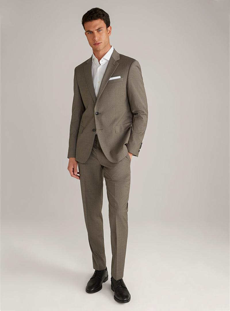 Grey suit, white dress shirt and black derby shoes