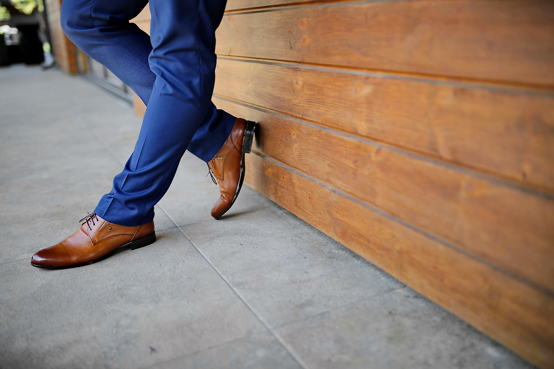 how to match blue pants brown shoes