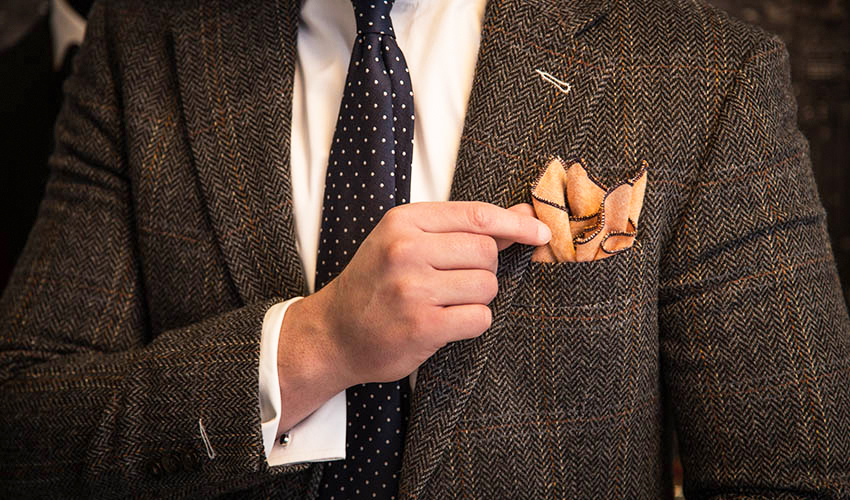 how to wear the four-point pocket square