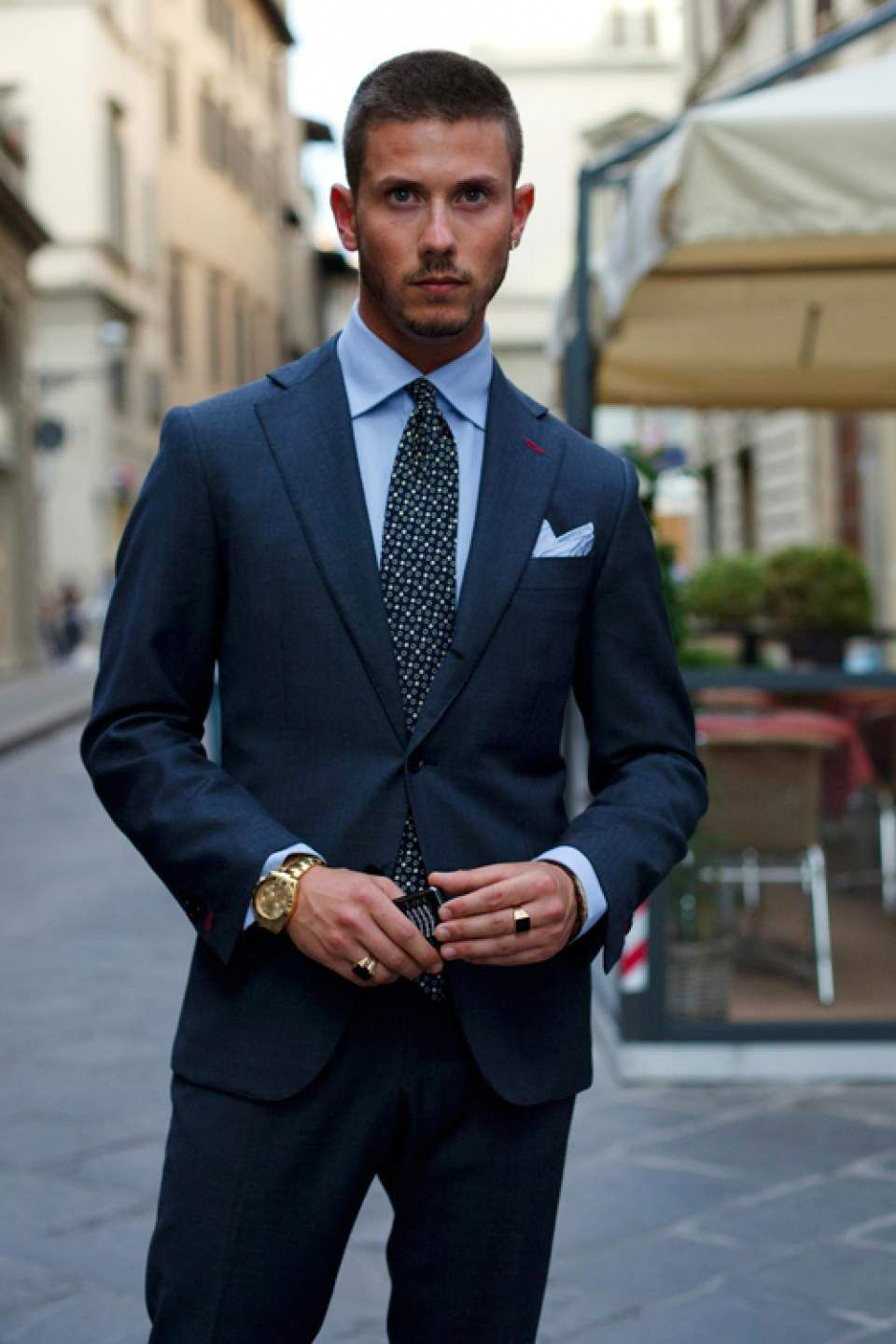 how to wear a navy suit with blue dress shirt and dark black/charcoal grey tie