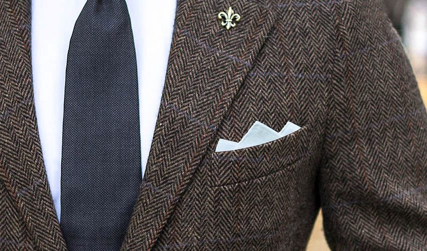 how to wear the three-point pocket square