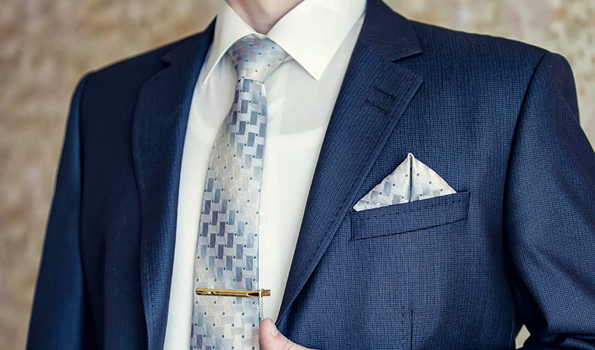 how to wear winged peak pocket square
