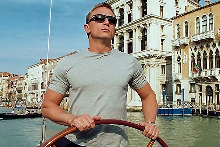 How James Bond wears t-shirt for sailing