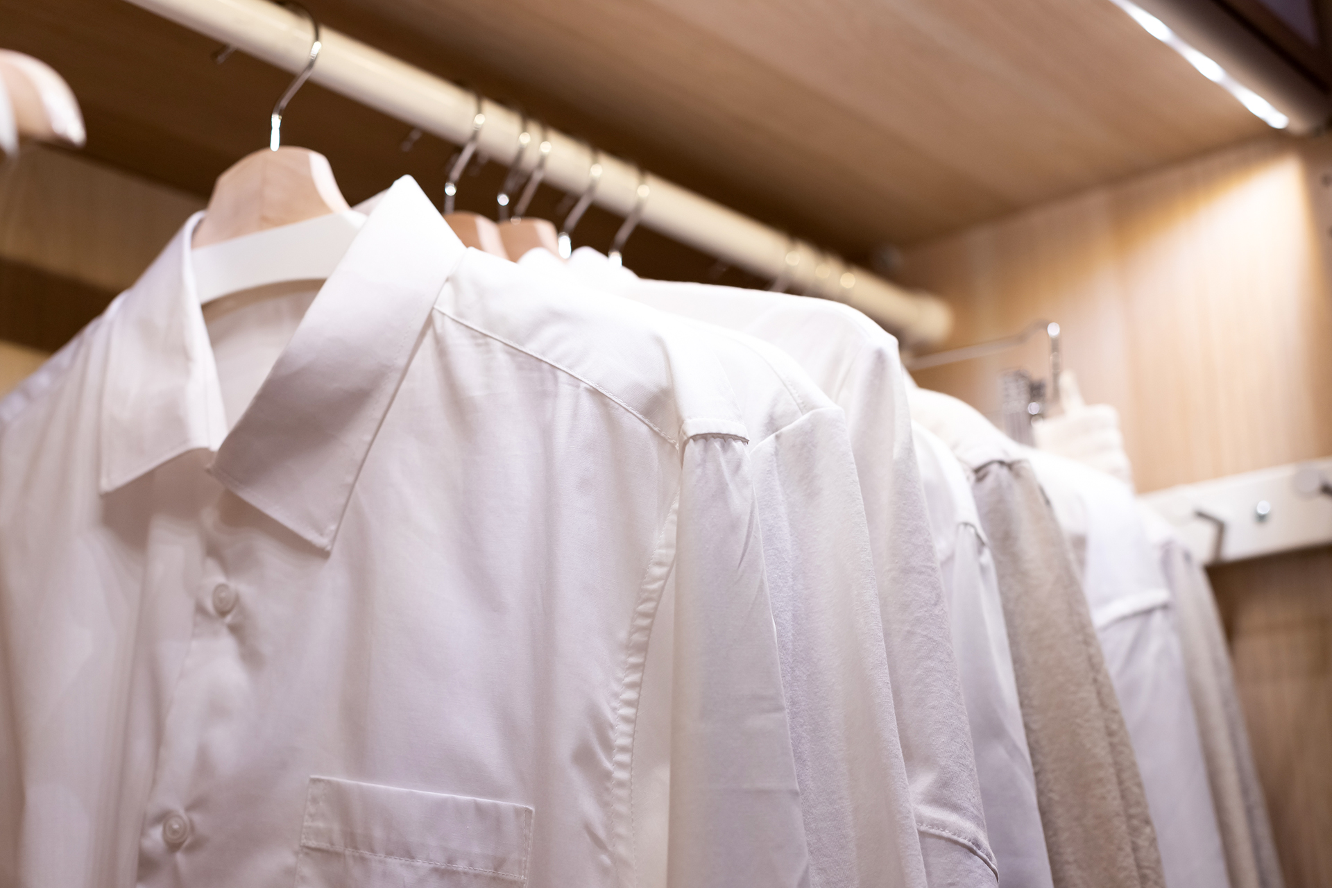 use high-quality wooden hangers to hang dress shirts