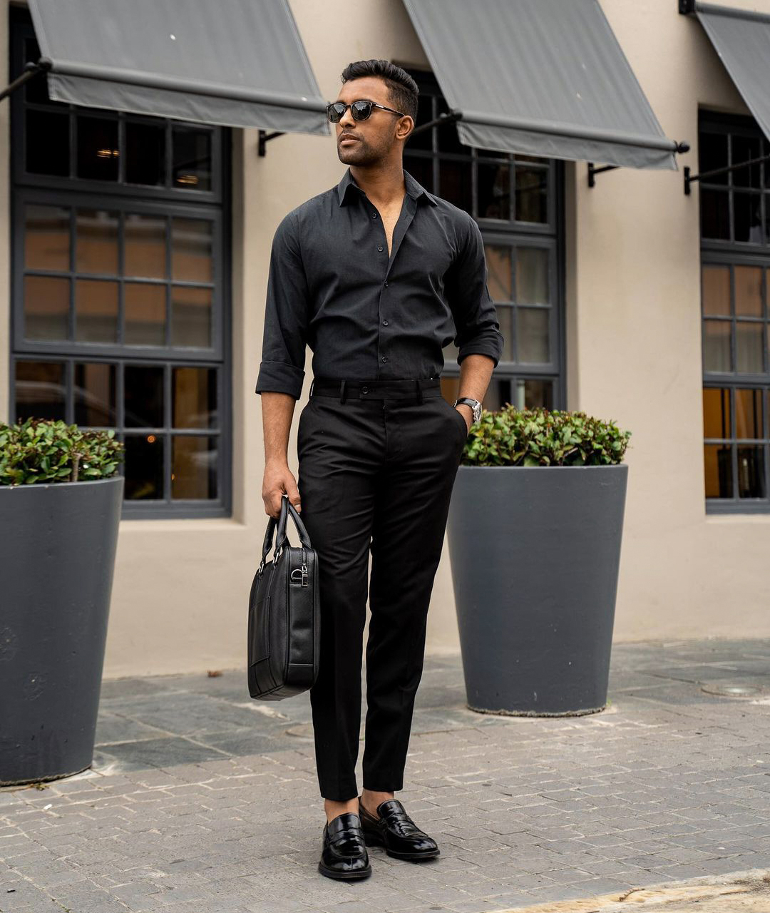 landen Vertrappen vertraging How to Wear a Men's Black Dress Shirt - Suits Expert