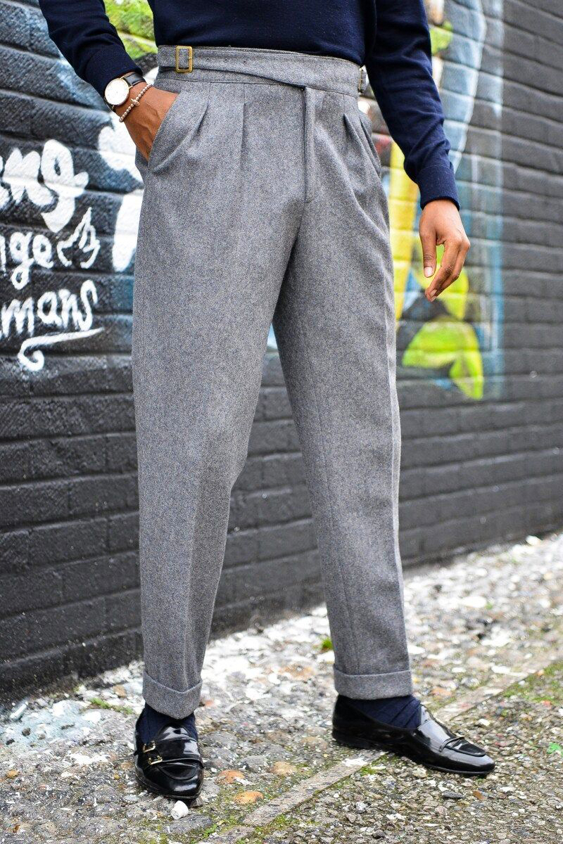 Wearing grey double-pleated pants stylishly